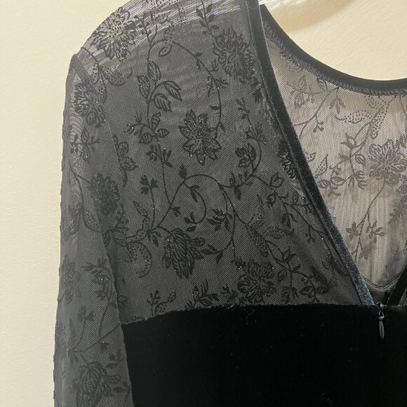 Robbie Bee Black Velvet and Sparkly Lace Gown with Zipper back Size 4P - 1990's - Picture 5 of 8